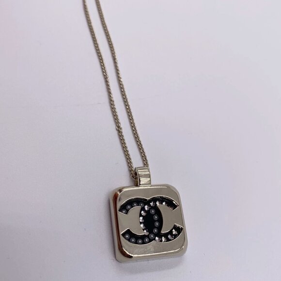 Authentic CHANEL cc logo square pendant necklace with pearl and crystals NEW - Picture 5 of 8